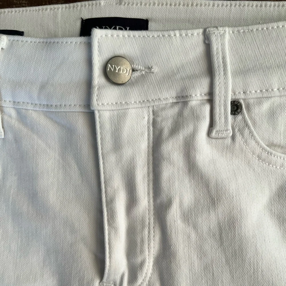 NYDJ Scallop hem Ella shorts 6 PERFECT - Picture 6 of 9